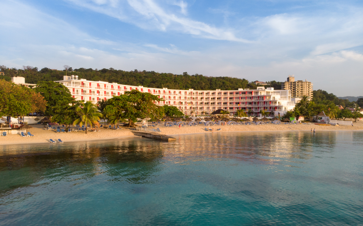 hotel-grand-decameron-cornwall-beach-3