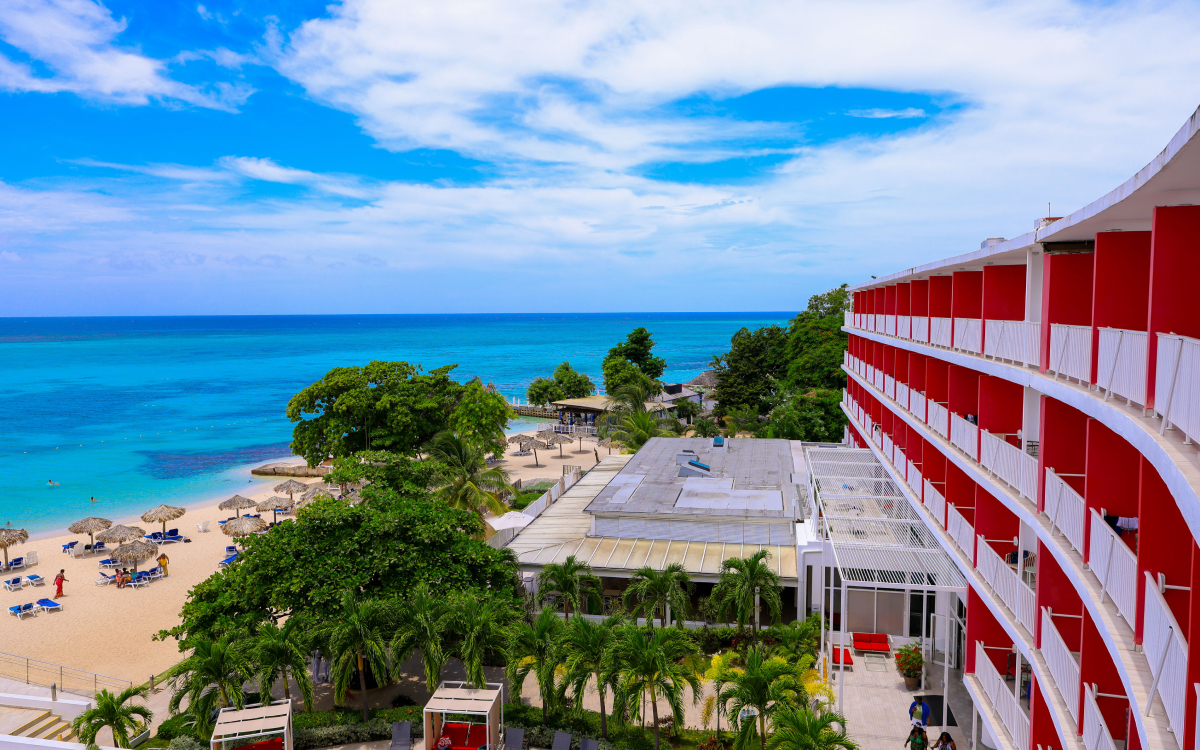 hotel-grand-decameron-cornwall-beach-8