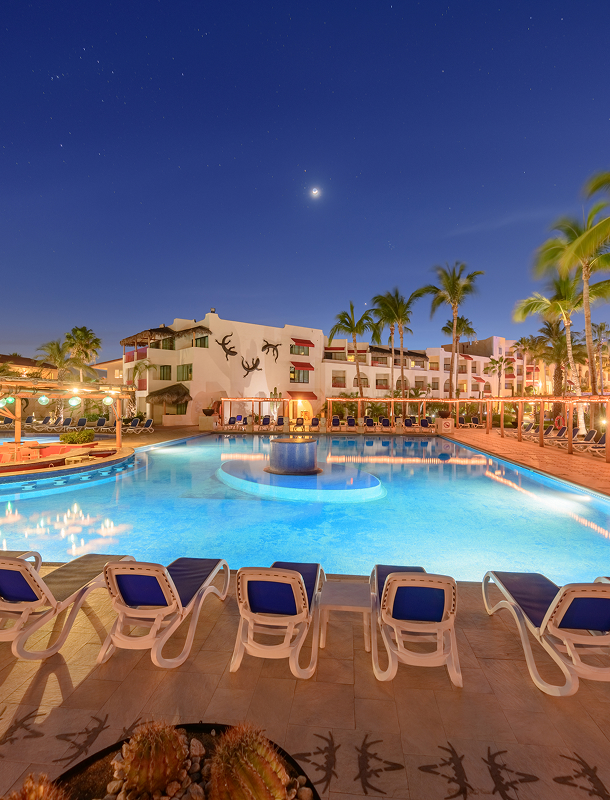 panoramica-de-piscinca-de-noche-hotel-mexico